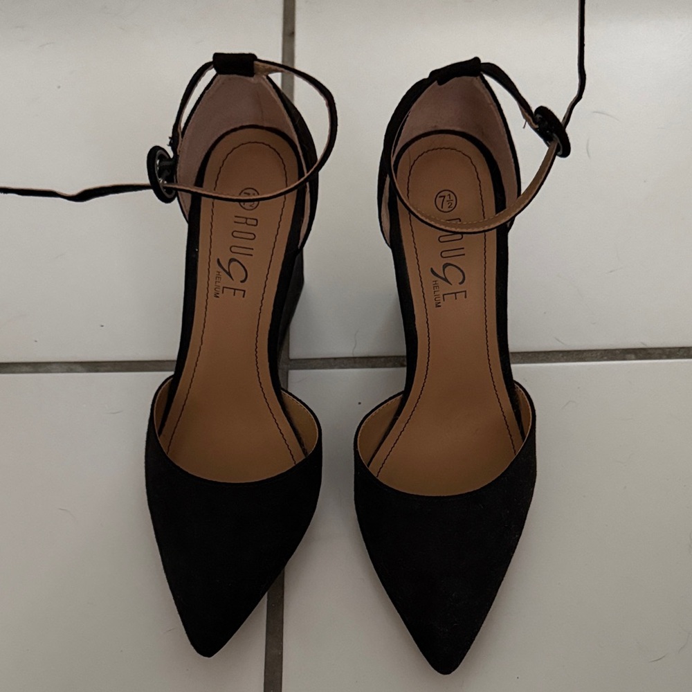 Rouge Helium Black Pointed Heels